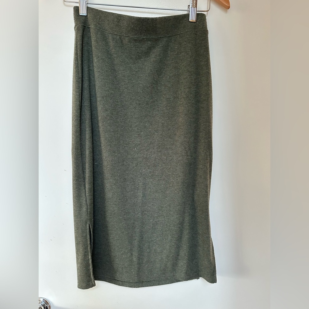 Anthropologie green stretchy midi skirt very comfy! Size XS